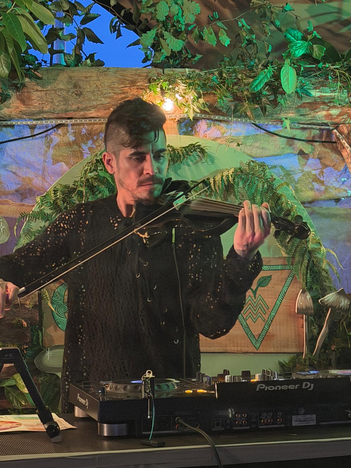Eduardo Briglia playing live electric violin